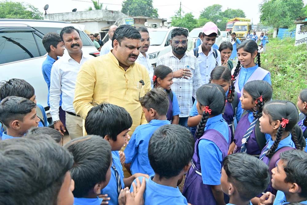 रायपुर : शिक्षा मंत्री गजेन्द्र यादव ने विद्यार्थियों से की आत्मीय भेंट, अनुशासन और लगन को बताया सफलता का मंत्र