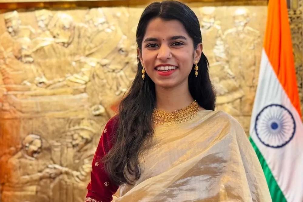 लोकगायिका मैथिली ठाकुर ने थामा बीजेपी का दामन, बिहार विधानसभा चुनाव में उतरने की अटकलें तेज