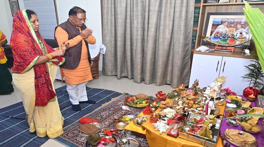 रायपुर : मुख्यमंत्री विष्णु देव साय ने की गोवर्धन पूजा, प्रदेश की सुख-समृद्धि और खुशहाली की कामना की