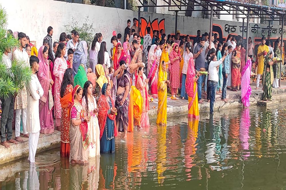 लोक आस्‍था के पर्व छठ पर महिलाओं ने अस्‍ताचलगामी सूर्य को दिया अर्घ्‍य, आमातालाब छठ घाट पर उमड़े श्रद्धालु