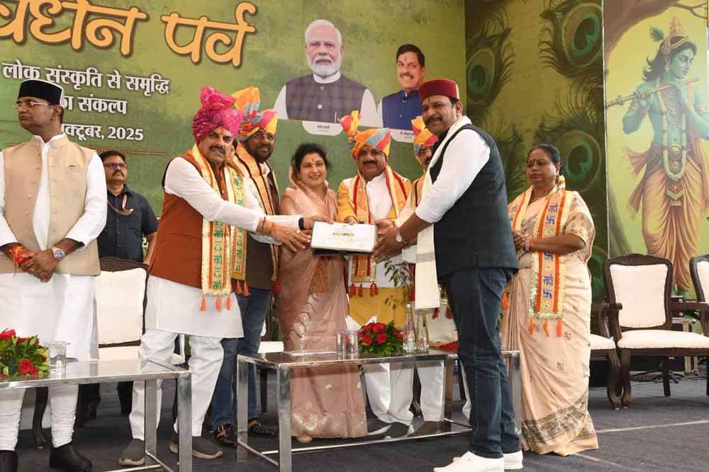 गोवर्धन और गौवंश की पूजा पर्यावरण और पशुधन संवर्धन का देती है संदेश : मुख्यमंत्री डॉ. यादव