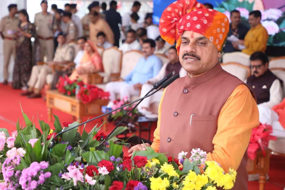 मुख्यमंत्री डॉ. यादव ने मोबाइल से क्यूआर कोड स्कैन कर लांच किया इंदौर पुलिस का चेटबॉट