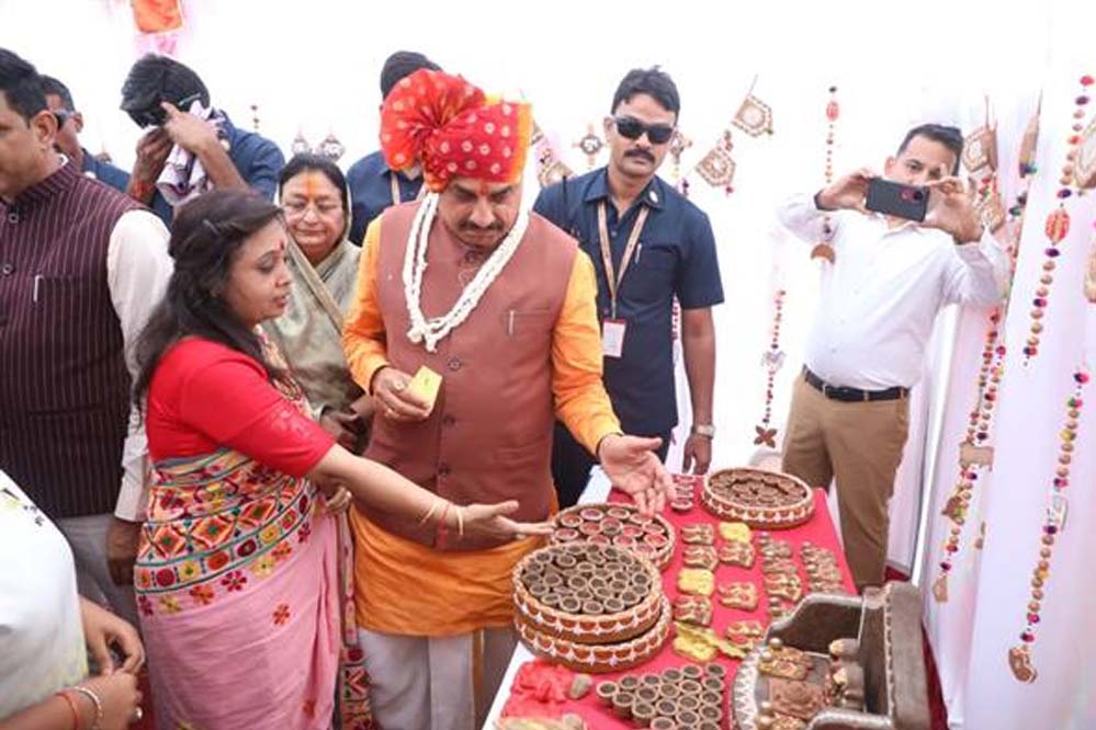 मुख्यमंत्री डॉ. यादव ने इंदौर में गोबर से स्वदेशी दीये बनाये जाने के नवाचार की सराहना की