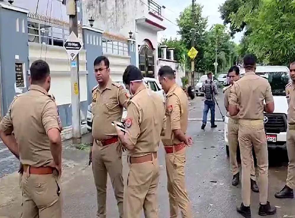 बरेली में सपा पर रोक, माता प्रसाद नजरबंद; संभल में सांसद बर्क के घर के बाहर पुलिस तैनात