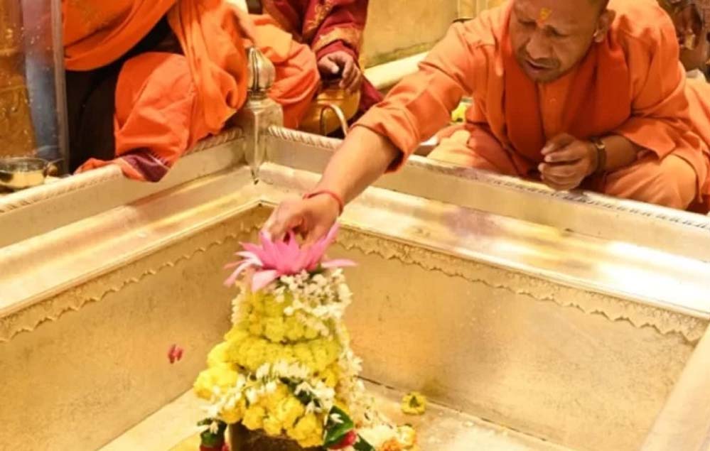 मुख्यमंत्री ने की बाबा विश्वनाथ की आराधना, ‘काशी कोतवाल’ काल भैरव के दर पर भी झुकाया शीश