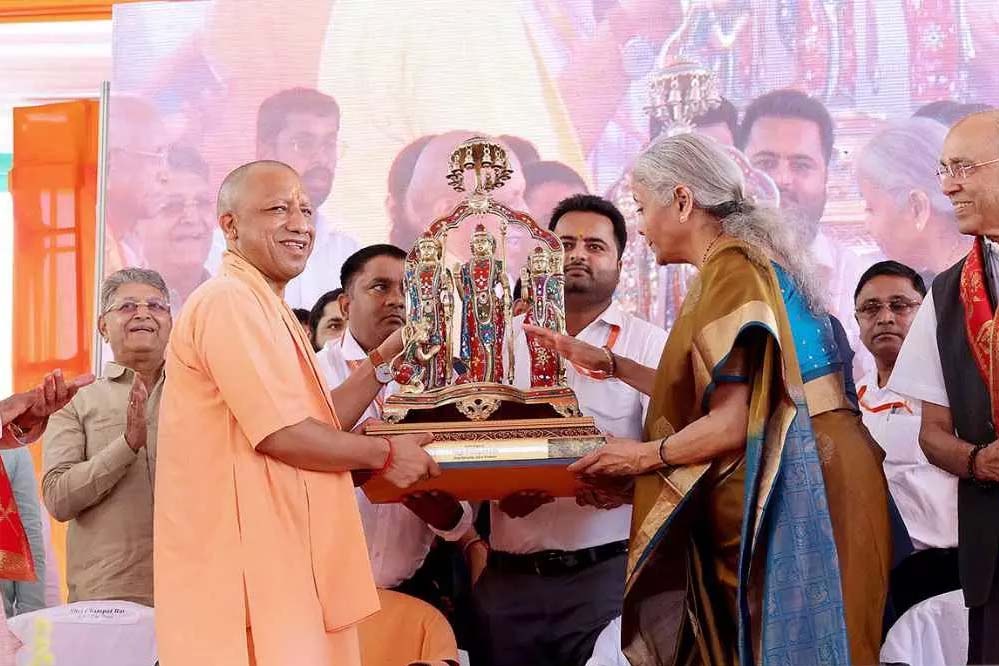 वित्त मंत्री निर्मला सीतारमण व सीएम योगी आदित्यनाथ ने किया दक्षिण के तीन संतों की मूर्तियों का अनावरण
