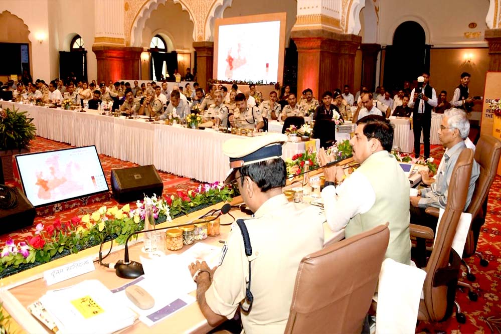 कानून-व्यवस्था बनाए रखने की पहली जिम्मेदारी कलेक्टर्स की : मुख्यमंत्री डॉ. यादव