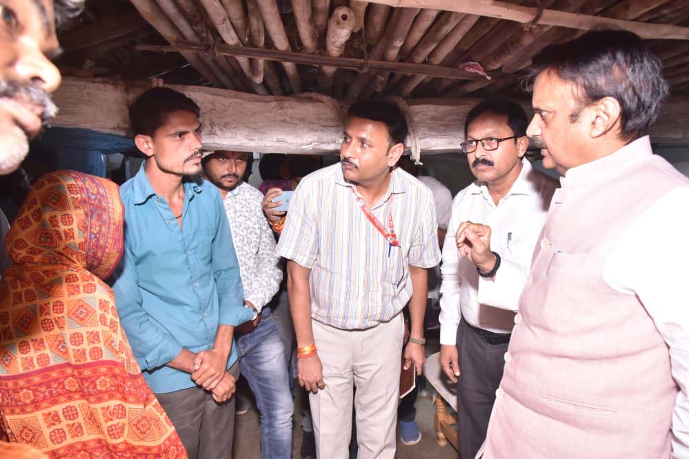 उप मुख्यमंत्री  शुक्ल ने आमला में पीड़ित परिवारों से मुलाकात कर दी सांत्वना