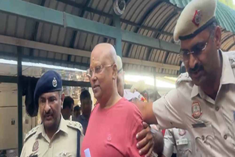 दिल्ली पुलिस का खुलासा: चैतन्यानंद ने एयर होस्टेस बनाने के नाम पर लड़कियों से ठगी की