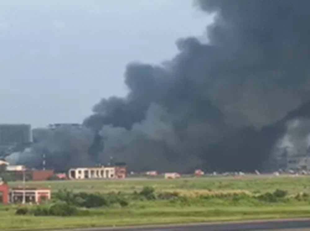 ढाका एयरपोर्ट में भयंकर आग, कार्गो एरिया में अफरा-तफरी – सभी उड़ानें ठप