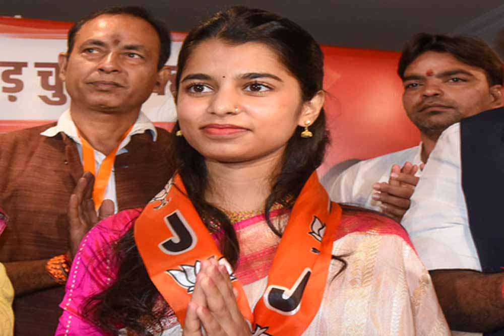 तेजस्वी यादव पर मैथिली ठाकुर का वार: हर परिवार को नौकरी निकला झूठा वादा!