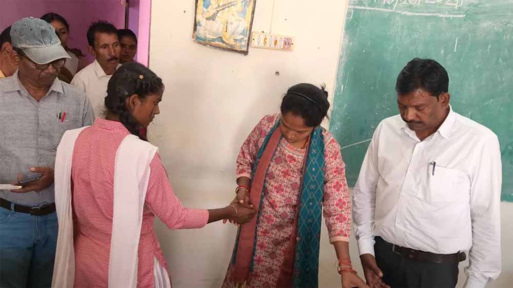 MP में प्राचार्य की क्रूरता! मामूली गलती पर छात्राओं की बेरहम पिटाई, 3 बेहोश और एक का हाथ टूटा