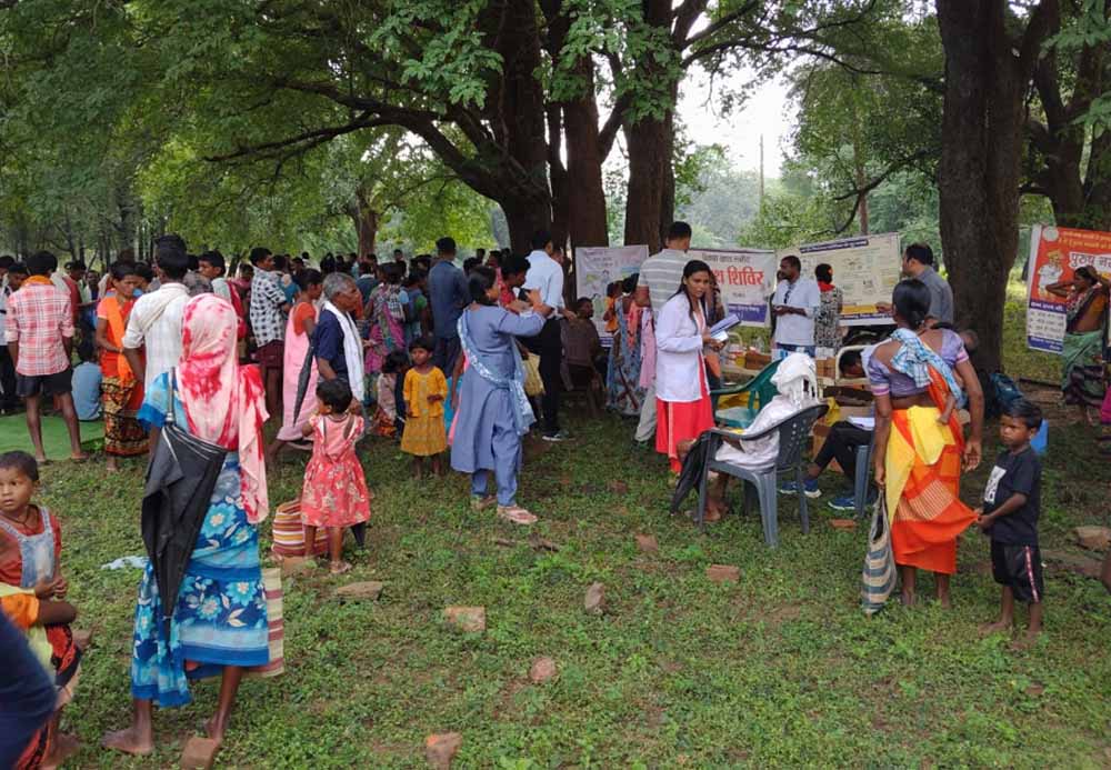 बीजापुर में विकास की दस्तकः धुर माओवाद प्रभावित क्षेत्र के सात गांवों में पहली बार लगा मेगा हेल्थ कैंप