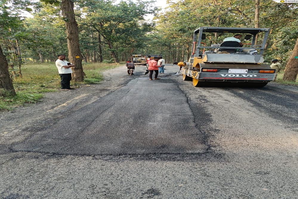 रायपुर : उप मुख्यमंत्री की घोषणा के अनुरूप कारीआम-बसंतपुर मार्ग और गौरेला-वेंकटनगर मार्ग में तेजी से चल रहा है बीटी पेच रिपेयर का कार्य