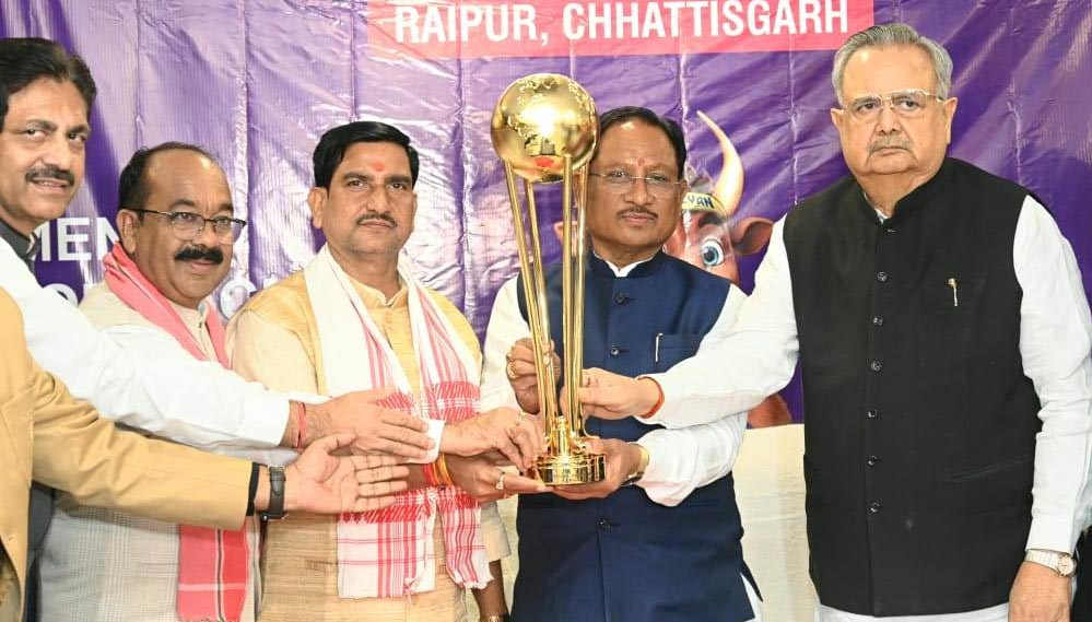 रायपुर : मुख्यमंत्री और विधानसभा अध्यक्ष ने हॉकी मेन्स जूनियर वर्ल्ड कप ट्रॉफी 2025 का किया भव्य अनावरण