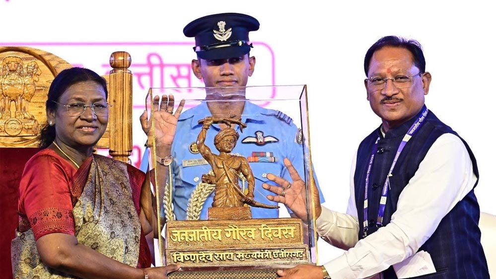 रायपुर में जनजातीय गौरव दिवस: CM विष्णु देव साय ने राष्ट्रपति द्रौपदी मुर्मु को भेंट की बिरसा मुंडा की बस्तर आर्ट प्रतिमा