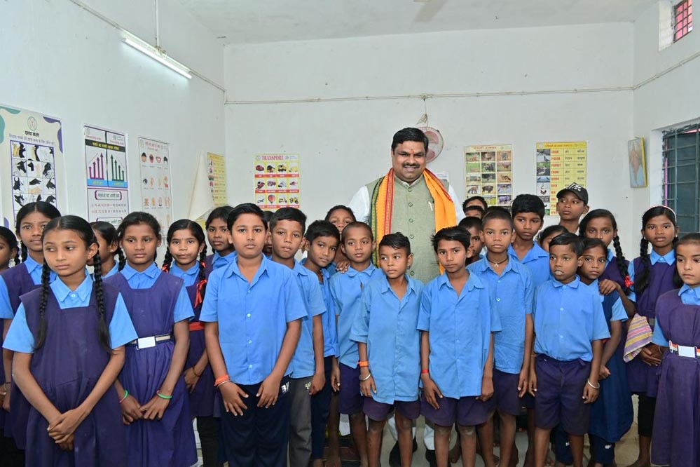 रायपुर : शिक्षा मंत्री गजेंद्र यादव ने मैनपुर क्षेत्र के विद्यालयों का किया औचक निरीक्षण