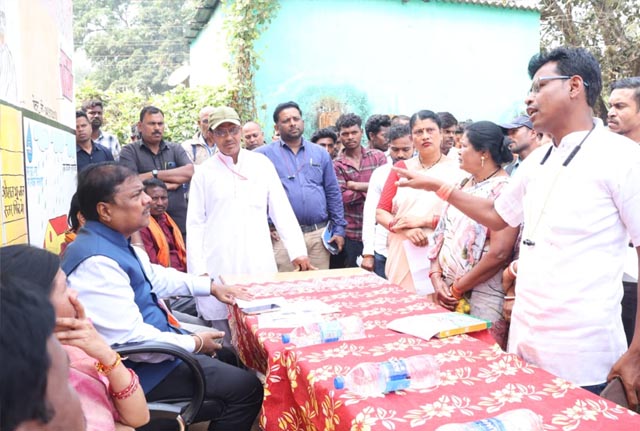 रायपुर : वनमंत्री केदार कश्यप ने ग्रामीणों को किया जागरूक, मतदाता सूची के विशेष गहन पुनरीक्षण में सहयोग का आग्रह