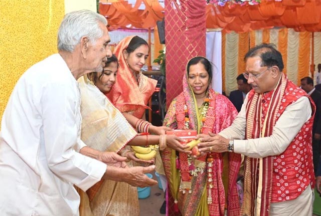 रायपुर : मुख्यमंत्री विष्णुदेव साय बसना सलखण्ड में मां महालक्ष्मी पूजन कार्यक्रम में हुए शामिल