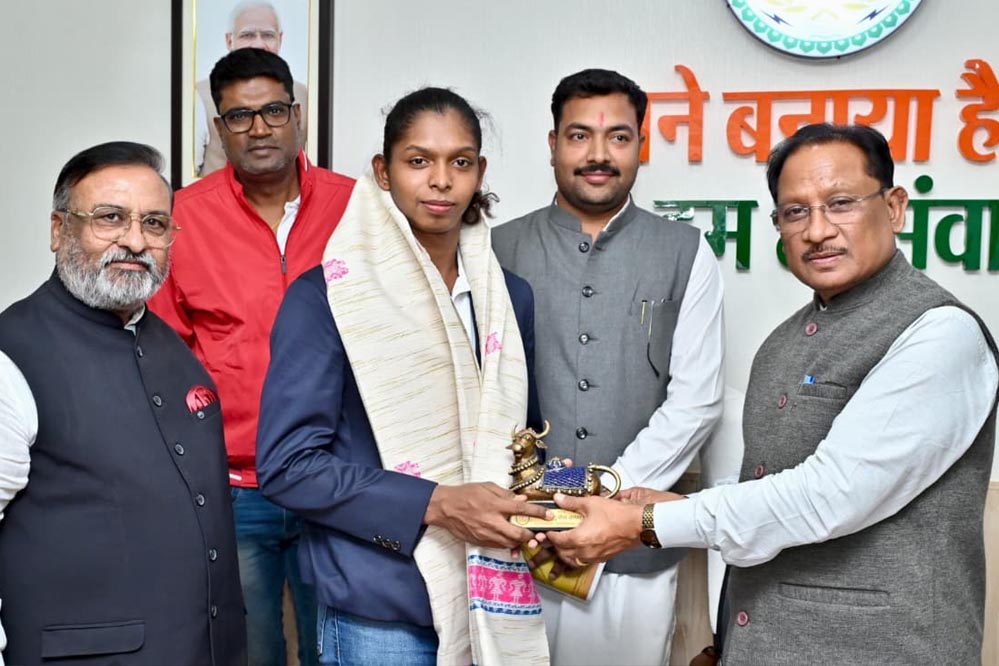 रायपुर : मुख्यमंत्री  साय ने महिला कबड्डी विश्व कप की स्टार खिलाड़ी संजू देवी को दी बधाई