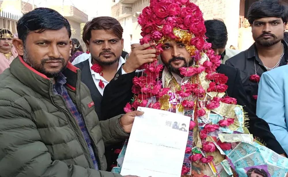 फ़र्ज़ पहले, शादी बाद! घोड़ी पर चढ़ने से पहले दूल्हे से भरवाया SIR फॉर्म, BLO का कमाल