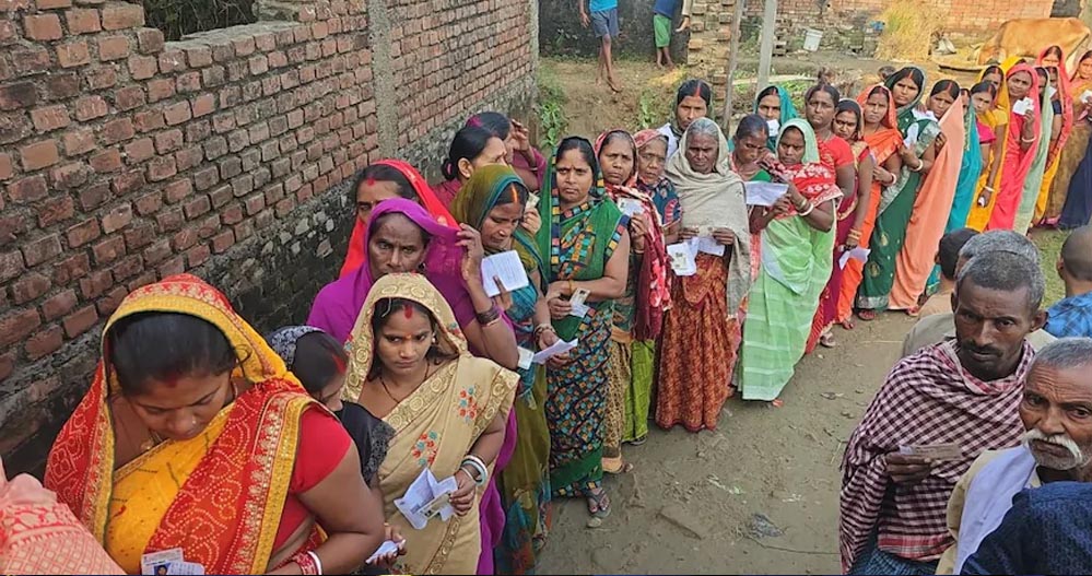 बिहार चुनाव 2025: पहले चरण में सुबह 9 बजे तक 13.13% मतदान, नेताओं ने मतदाताओं से विकास और सुशासन के लिए वोट की अपील की