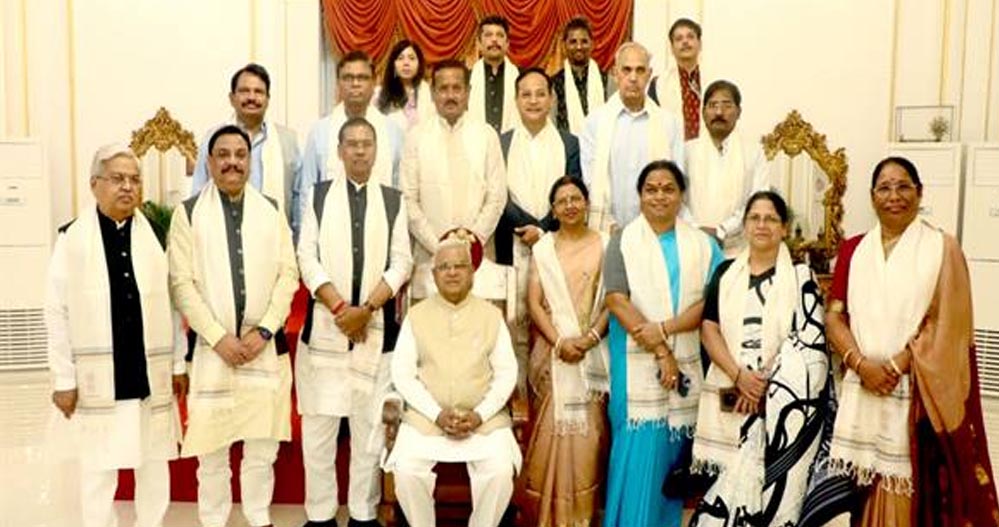 राज्यपाल  पटेल से अनुसूचित जाति, जनजाति कल्याण संबंधी संसदीय समिति ने की सौजन्य भेंट