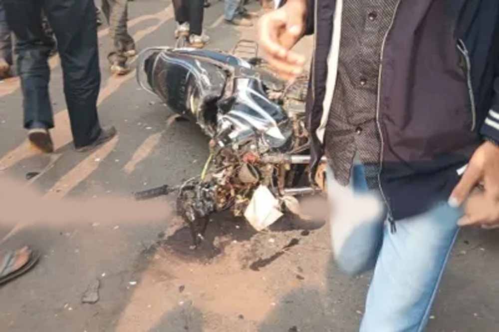 भैंस खोजने निकले परिवार पर कहर: बस की टक्कर से चार लोगों की दर्दनाक मौत