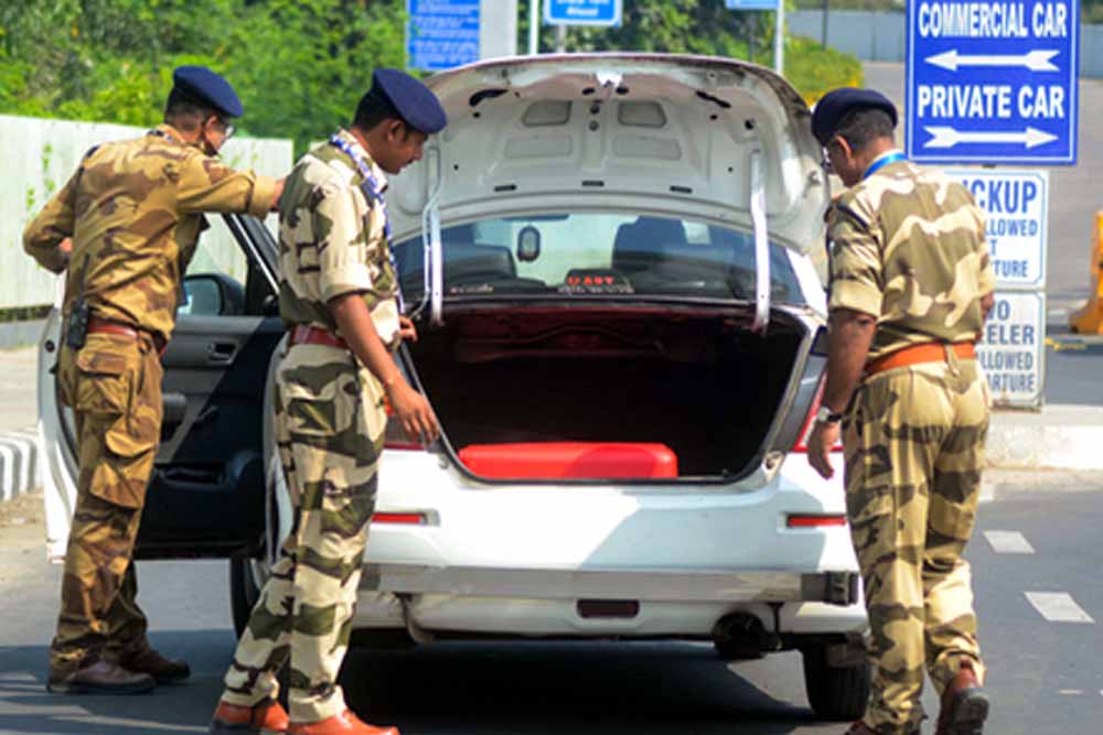 दिल्ली विस्फोट: लाल रंग की संदिग्ध कार की तलाश में दिल्ली पुलिस, बढ़ाई गई सुरक्षा