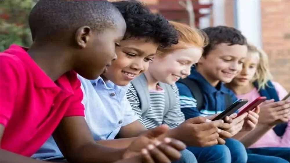 ऑनलाइन जोखिम बढ़े, सरकार सख़्त: ये देश 16 वर्ष से कम बच्चों के लिए इंटरनेट पर लगयाएगा रोक