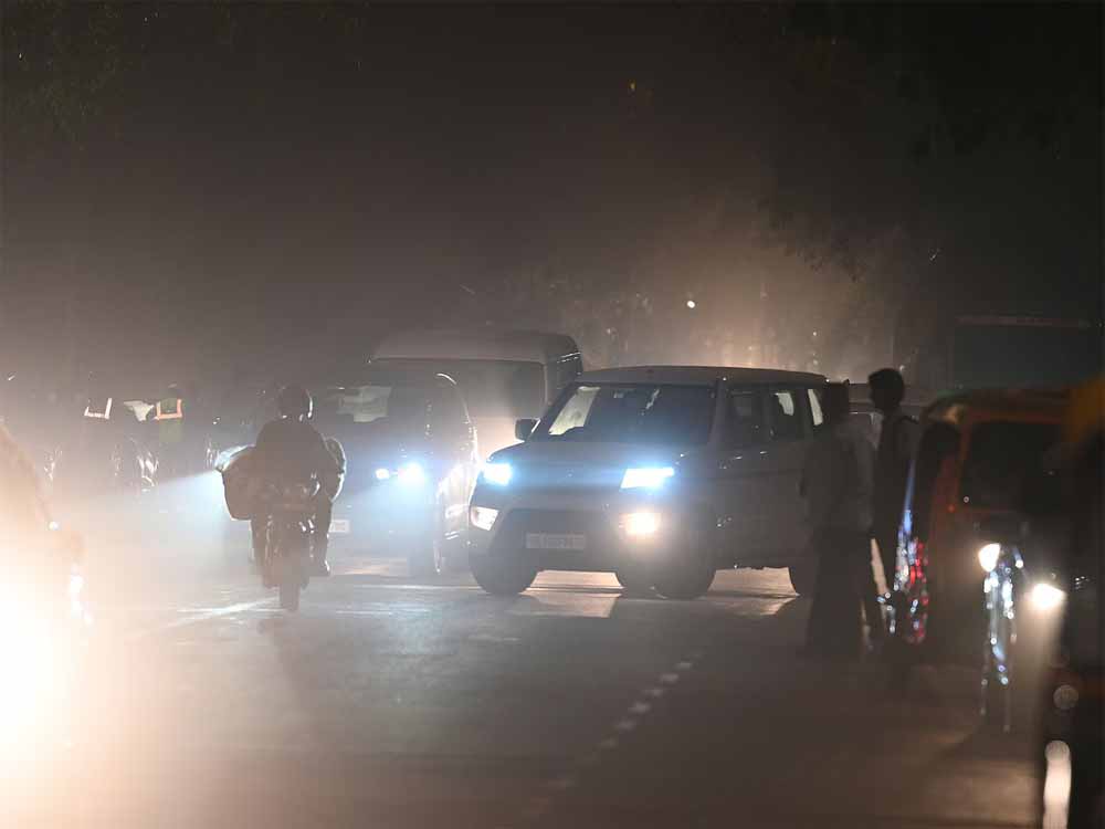 दिल्ली में ‘जहरीली हवा’ का कहर: कई इलाकों में AQI 400 के पार, स्थिति रेड ज़ोन में