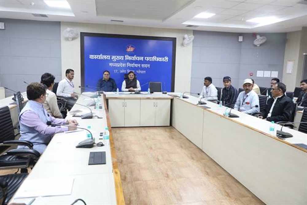 कलेक्टर एवं जिला निर्वाचन अधिकारी बीएलओ से संवाद कर प्रतिदिन कार्य की करें समीक्षा