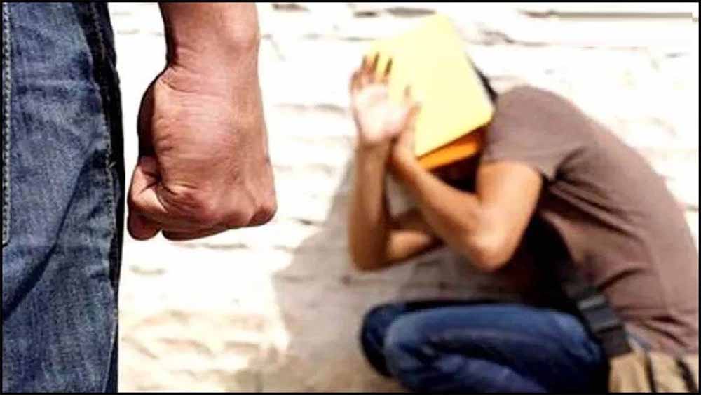 इंदौर में रैगिंग का खौफ: 3 घंटे बंधक बनाकर टॉर्चर, शराब-सिगरेट के लिए मजबूर, 4 छात्र सस्पेंड