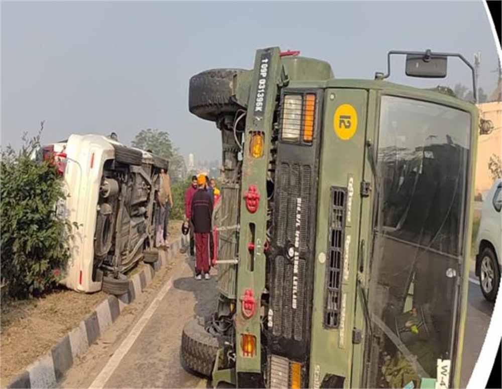जालंधर-पठानकोट हाईवे पर बड़ा हादसा: फौजियों से भरा ट्रक पलटा, कई घायल