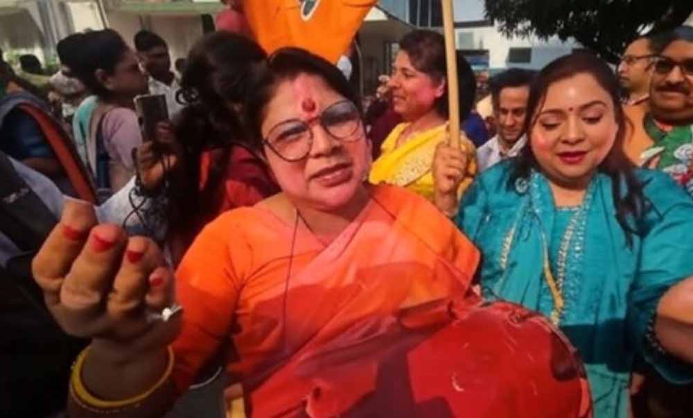 पटना में JDU कार्यालय के बाहर महिलाओं का धमाकेदार डांस, बोलीं– अब बहेगी विकास की गंगा