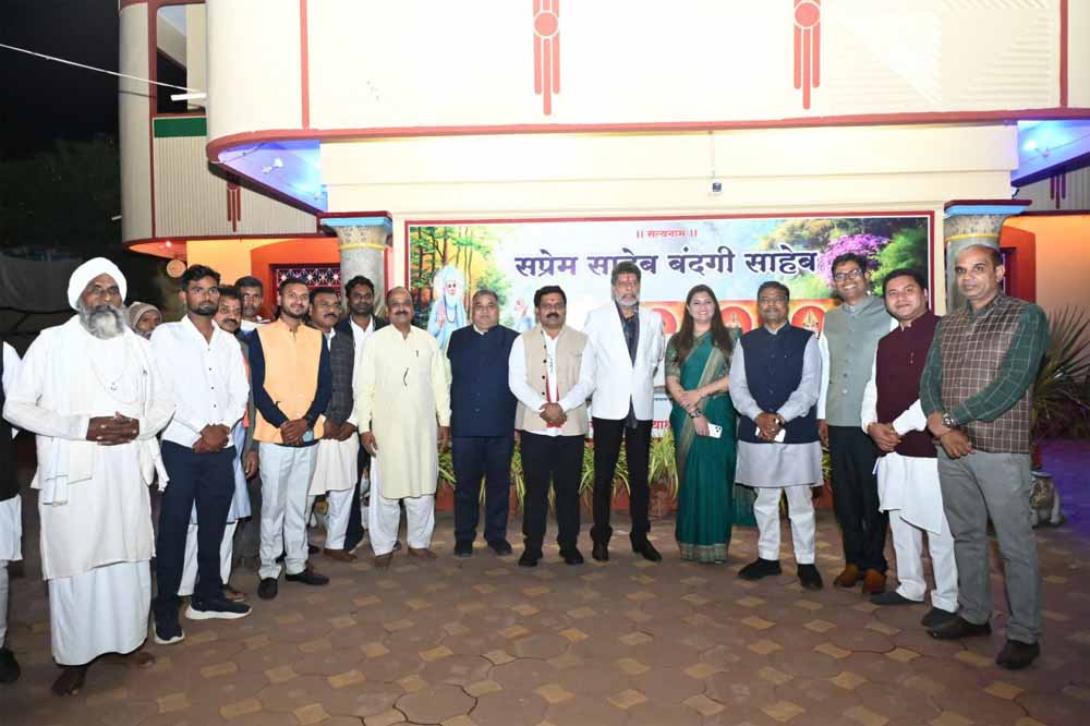 महान संत कबीर साहेब के पवित्र धाम दामाखेड़ा आश्रम में पर्यटन मंत्री राजेश अग्रवाल का धर्मगुरु प्रकाश मुनिनाम से सौजन्य भेंट