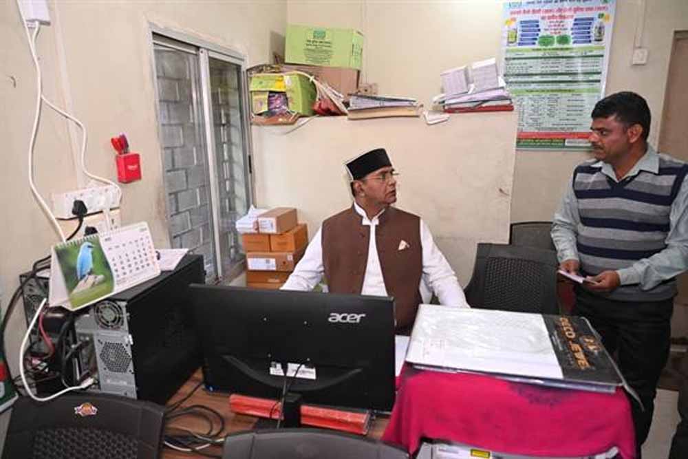 मंत्री सारंग ने पांढुर्णा के बोरगांव स्थित सेवा सहकारी समिति का किया औचक निरीक्षण