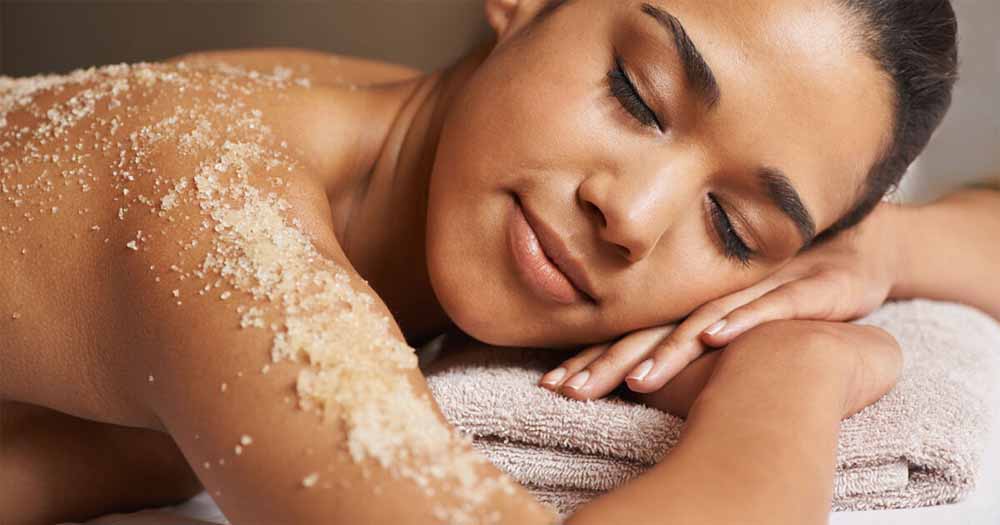 बॉडी स्क्रब और बॉडी पॉलिश एक नहीं! जानिए दोनों में क्या है असली अंतर