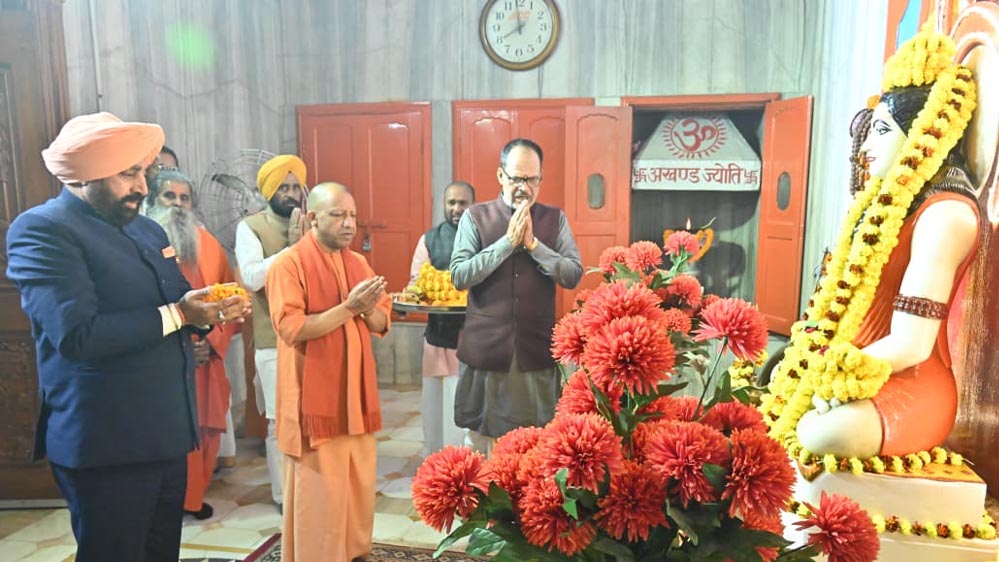 उत्तराखंड के राज्यपाल ने गोरखनाथ मंदिर में किया दर्शन-पूजन