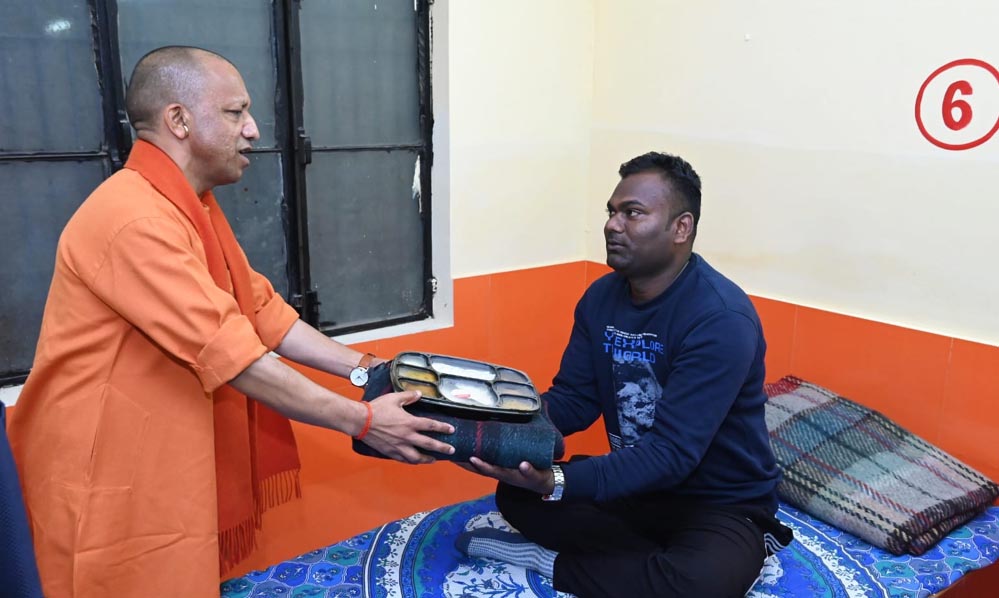 हर जरूरतमंद को शीतलहर से बचाने को सरकार प्रतिबद्ध : मुख्यमंत्री योगी आदित्यनाथ