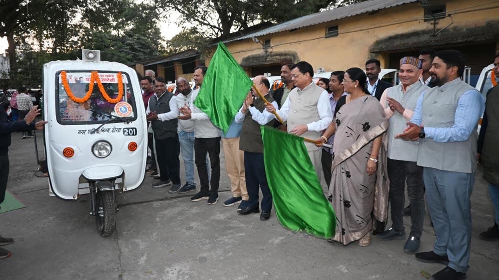 रायपुर : डोर-टू-डोर अपशिष्ट संग्रहण कार्य में ई-रिक्शों के उपयोग से स्वच्छता दीदियों को होगी श्रम व समय की बचत : उद्योग मंत्री देवांगन