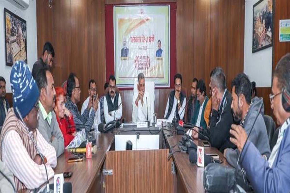 प्रभारी मंत्री इन्दर सिंह परमार ने प्रेस वार्ता को किया संबोधित