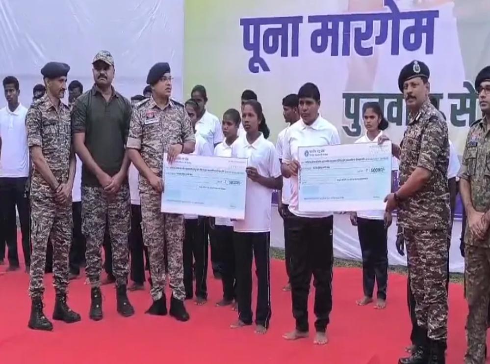 छत्तीसगढ़ में बड़ा नक्सल सरेंडर: 84 लाख के इनामी 34 नक्सलियों ने डाले हथियार, 7 महिलाएं भी शामिल