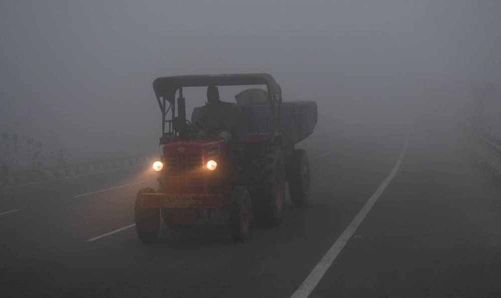 पंजाब में ठंड का प्रकोप तेज, दिन-रात गिरेगा तापमान; शीतलहर और घने कोहरे का ऑरेंज अलर्ट, 6 उड़ानें रद्द