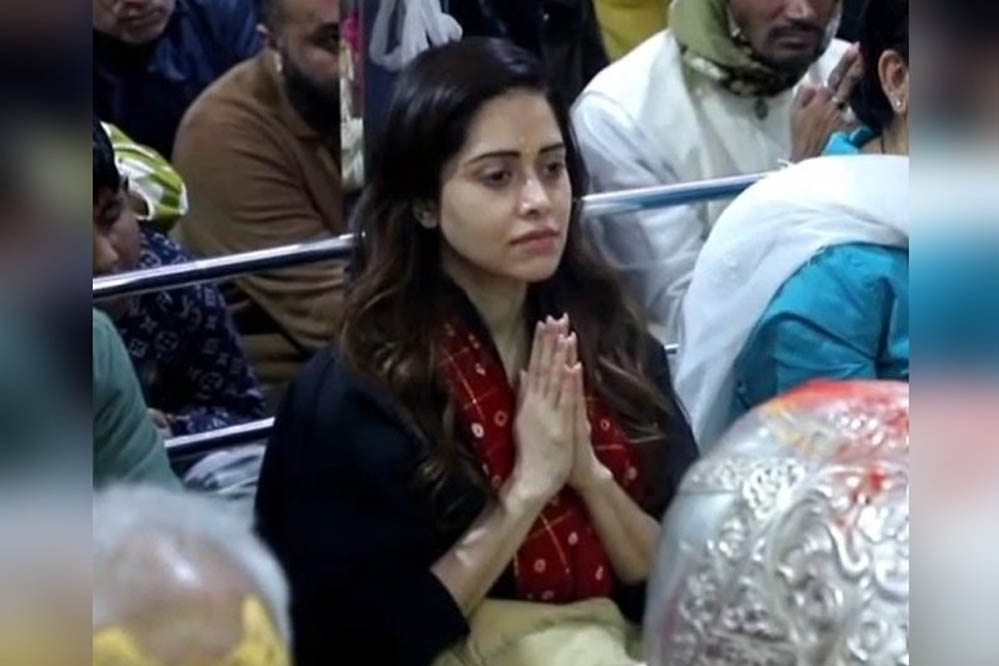 बाबा महाकाल के दरबार में नुसरत भरूचा ने टेका मत्था, भस्म आरती में हुईं शामिल