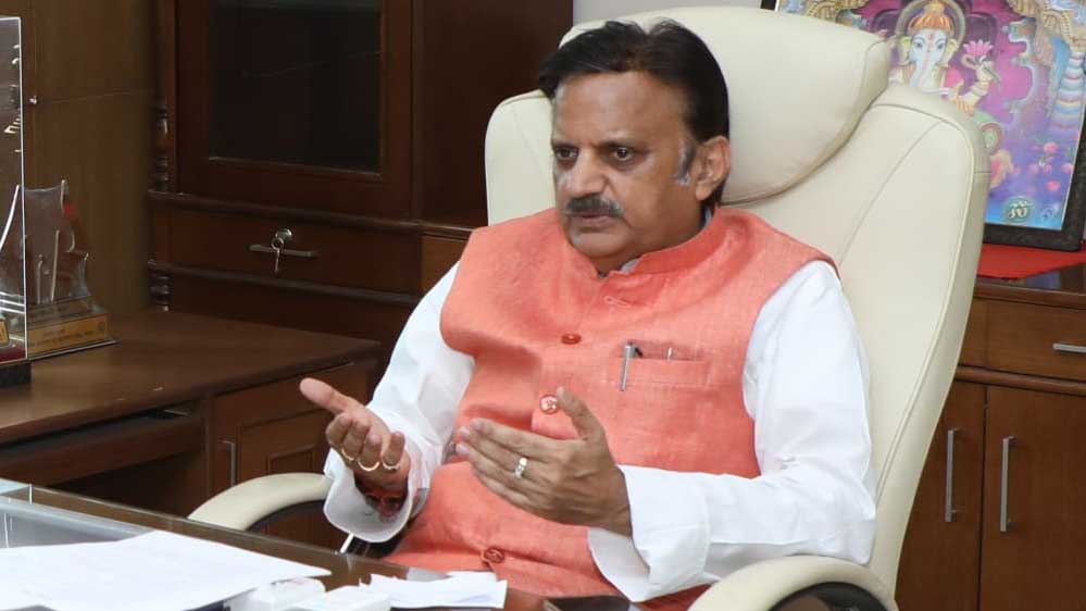 उप मुख्यमंत्री शुक्ल मानसरोवर मेडिकल कॉलेज और एमजीयू हॉस्पिटल में आयोजित व्हाइट कोट सेरेमनी कार्यक्रम में हुए शामिल