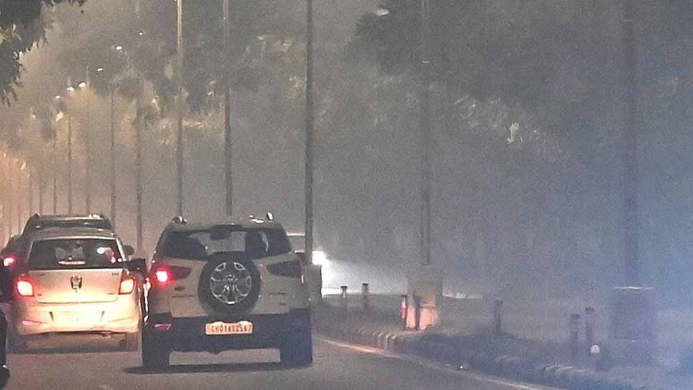 दम घोंटती दिल्ली: साल की सबसे जहरीली हवा, AQI 430 पार, राहत की उम्मीद धुंधली