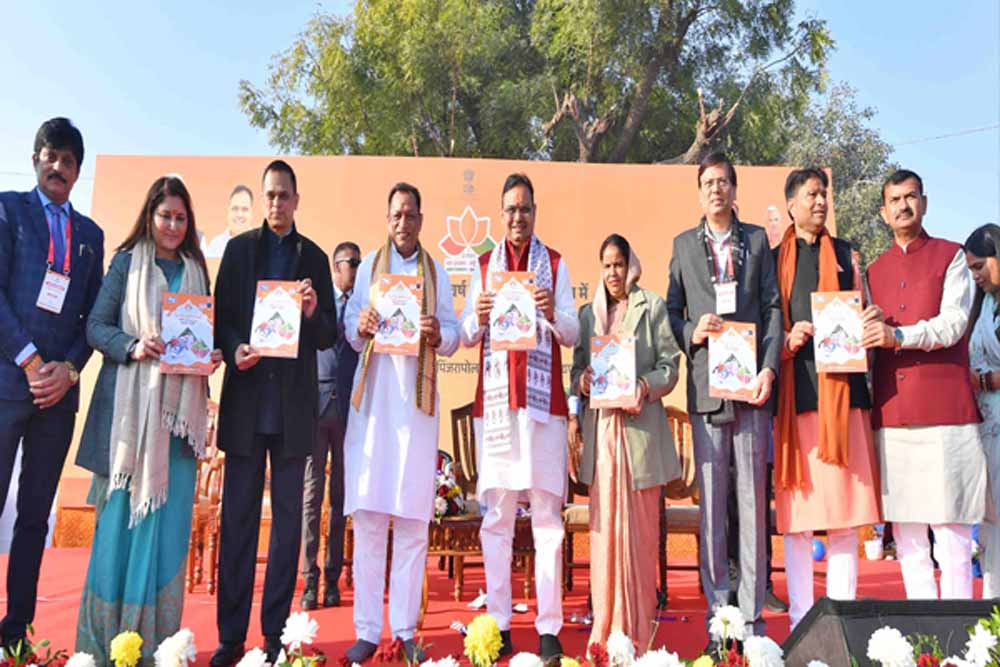 मुख्यमंत्री भजनलाल शर्मा ने पिंजरापोल गौशाला में की गोसेवा, रक्तदान शिविर का लिया जायजा