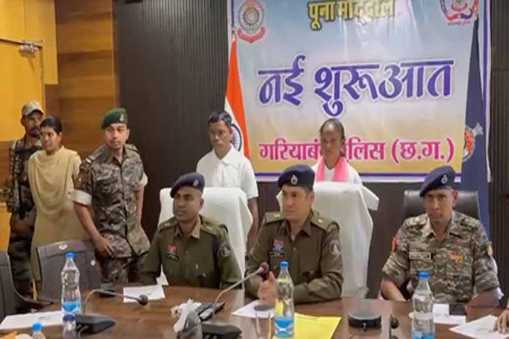 गरियाबंद में माओवादी नेटवर्क को बड़ा झटका, 10-10 लाख के दो इनामी नक्सलियों ने किया सरेंडर