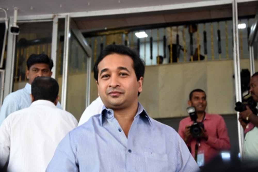 महाराष्ट्र की सियासत में हलचल: कोर्ट में पेश न होने पर कैबिनेट मंत्री नितेश राणे के खिलाफ गैर-जमानती वारंट